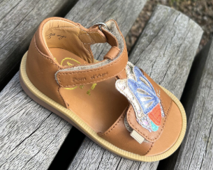 Poppy Papillon Nappa Camel Multi – Pom d’Api